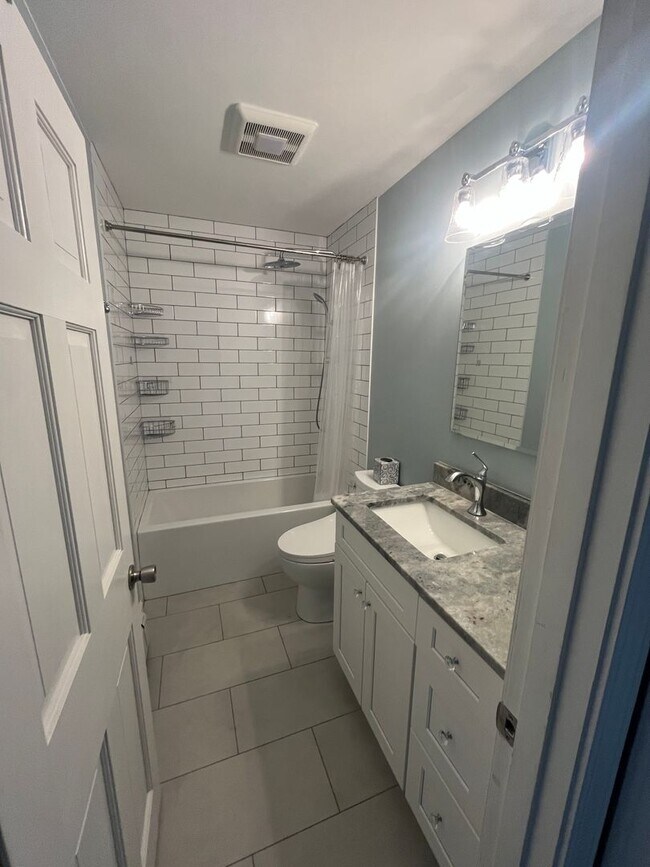 Building Photo - Great 3 Br / 2 Ba Split Level Home in Sandwich