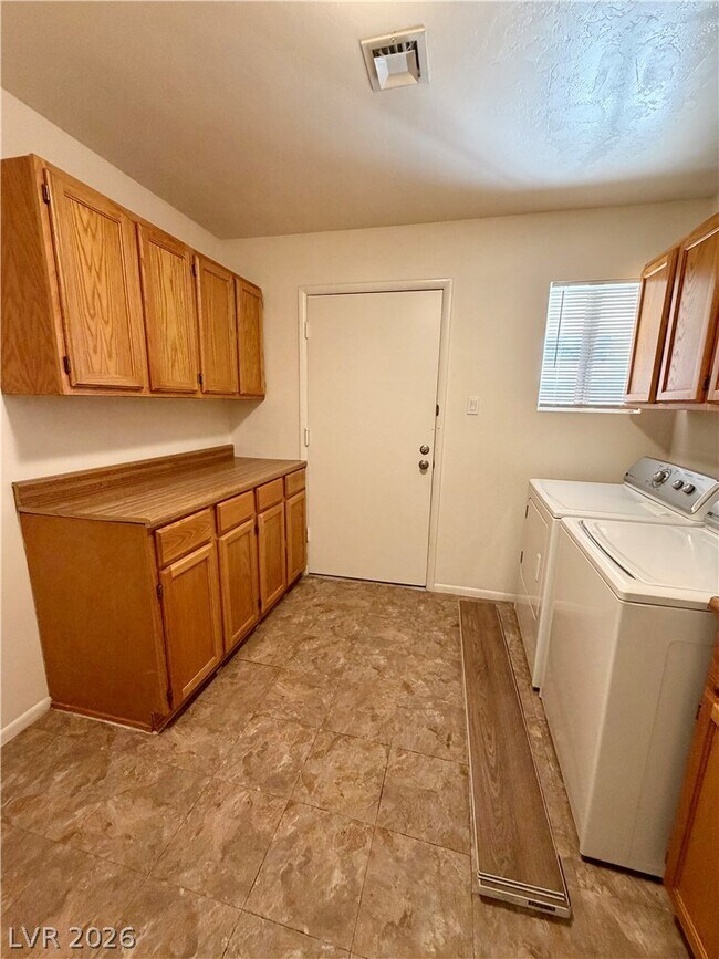Building Photo - 1571 Turf Dr