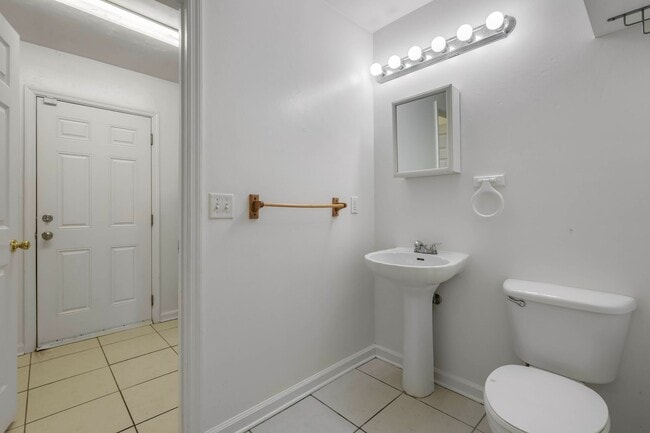 Building Photo - 4 bed 2 bath house, Walk to Stadium!! Available August 2026