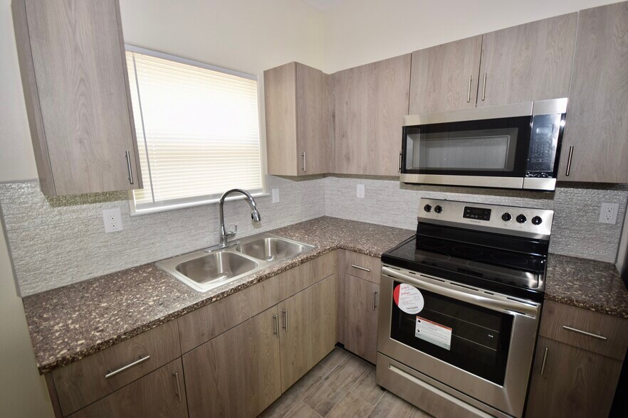 Building Photo - 5000 N Hiawatha Dr