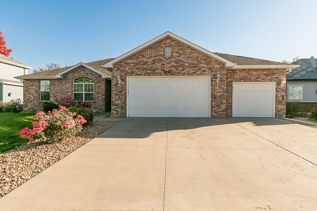 Building Photo - Wonderful ranch style brick home!