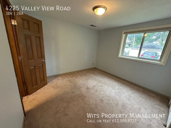 Building Photo - 4225 Valley View Rd