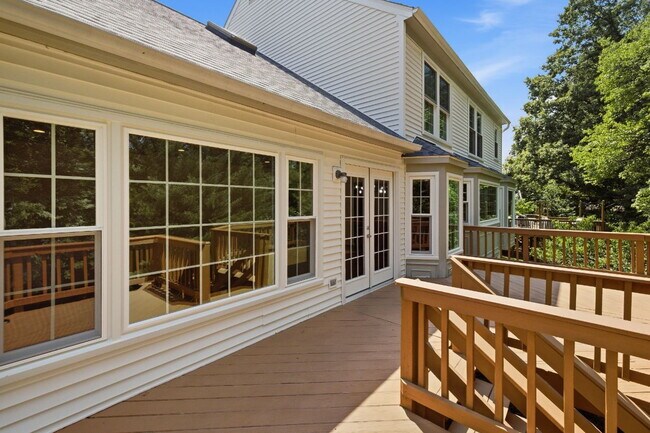 Building Photo - Spacious 5-Bedroom Colonial with Walk-Out Basement in Sought-After Stonebridge