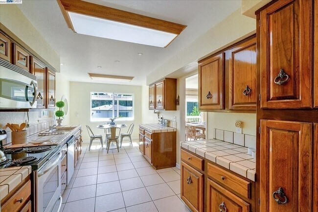 Building Photo - 24665 Sylvan Glen Ct