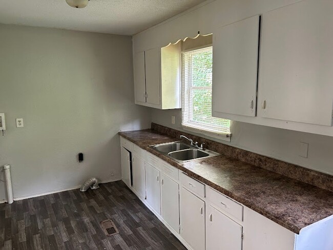 Building Photo - MOVE IN READY!!! $15.00 APPLICATION FEES F...