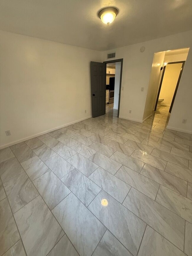 Building Photo - Townhome For Rent