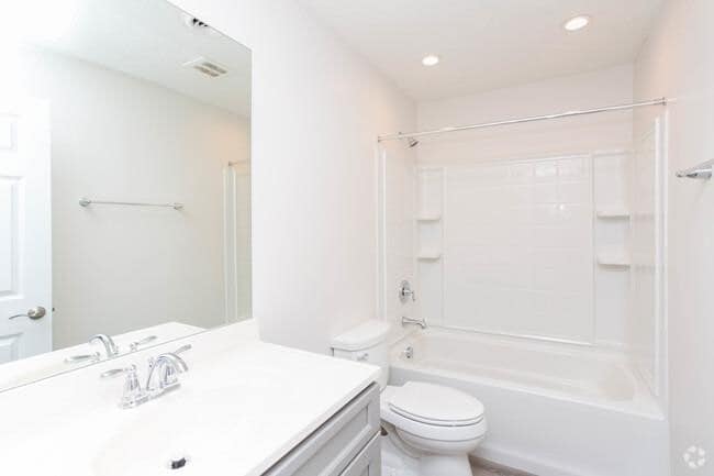 Building Photo - 2400 Woodhill Dr