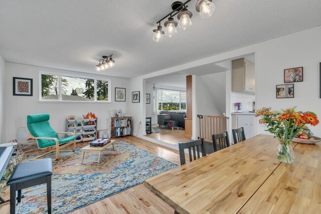 Building Photo - Panoramic View Living in Des Moines