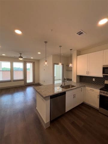 Building Photo - 300 Lucas Ln