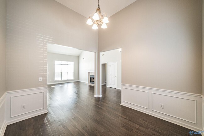 Building Photo - 129 High Noon Ln