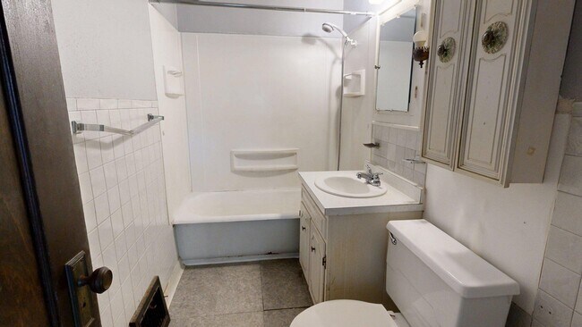 Building Photo - 1537 W William St