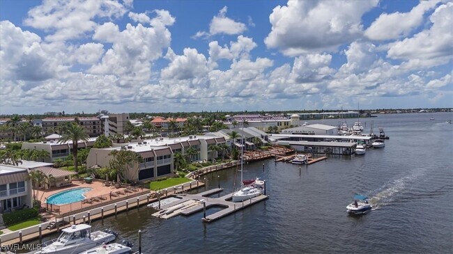 Building Photo - 800 River Point Dr