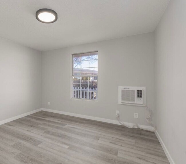 Building Photo - Springtree Gardens Condo