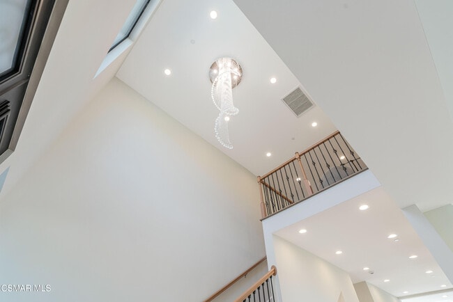 Building Photo - 252 Capri Dr