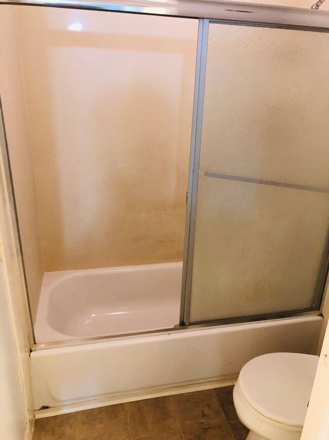 Building Photo - Great looking condo in a nice and clean complex