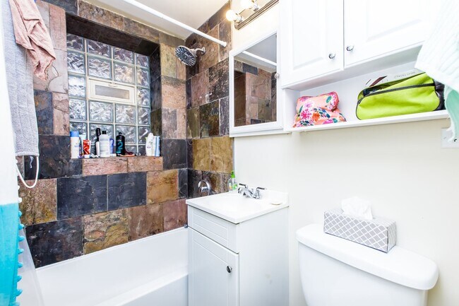 Building Photo - Large 3bedroom/1bath unit in Bucktown! Central Air, FREE Laundry, and close to Blue Line!