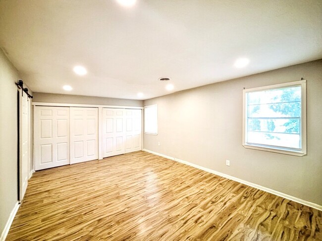Building Photo - 742 Heather Ln