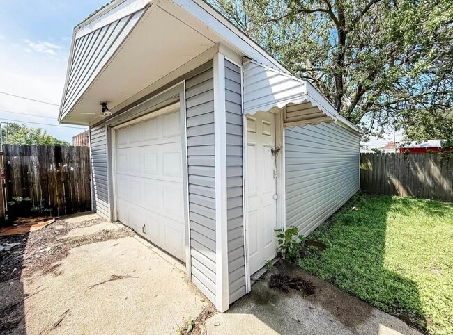 Building Photo - 1233 E Murden St