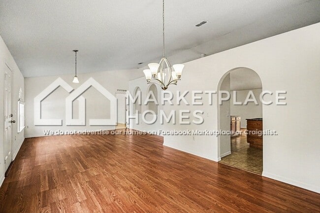 Building Photo - 830 Painesville St SE