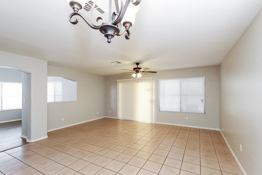 Building Photo - 4701 Cliff Breeze Dr