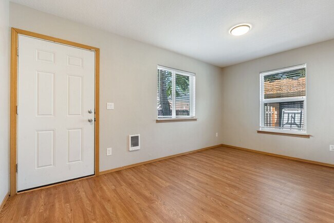 Building Photo - 3Bed/1.5 Bath House available