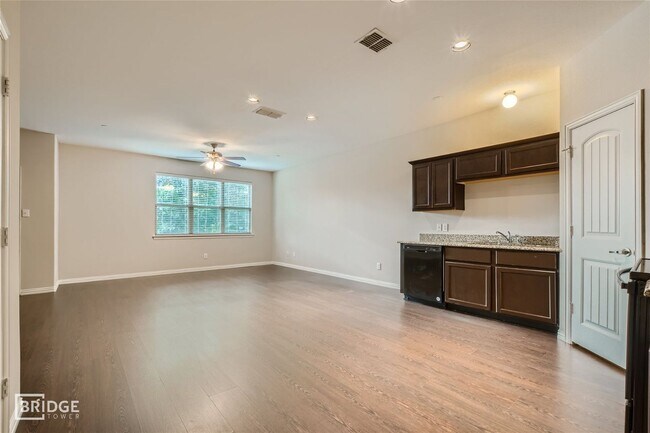 Building Photo - 1313 Lakecrest Ln