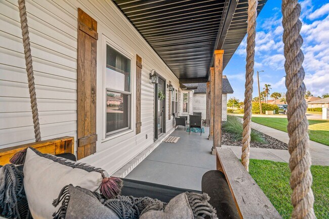 Building Photo - Stunning 4 bedroom with two bonus spaces, ...