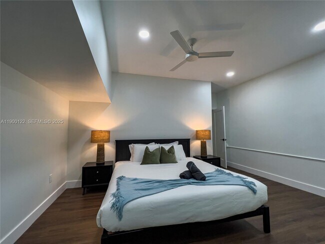 Building Photo - 545 SW Indianola St