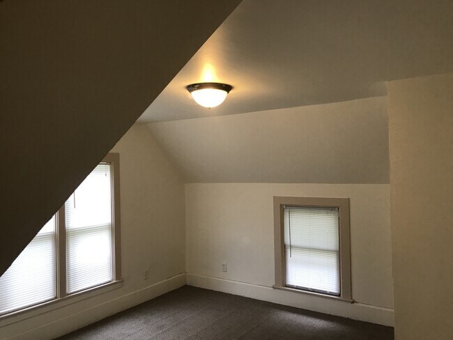 Building Photo - 900 W Main St