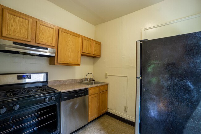 Building Photo - Available 6/1/26 Great Value Hardwood Floo...