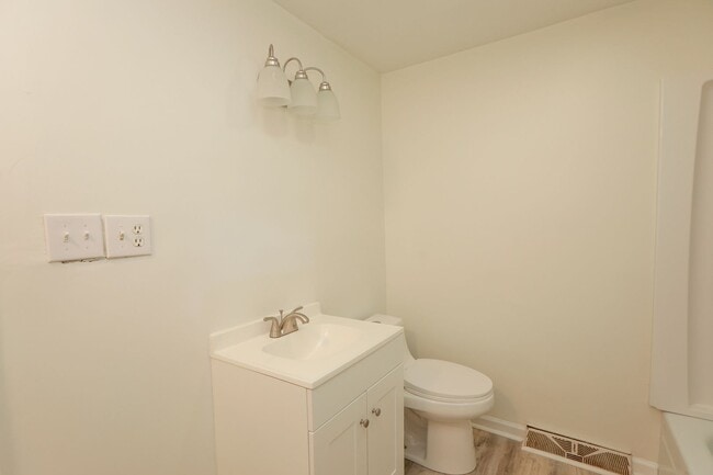 Building Photo - Bright, Clean, and Move-In Ready Townhome