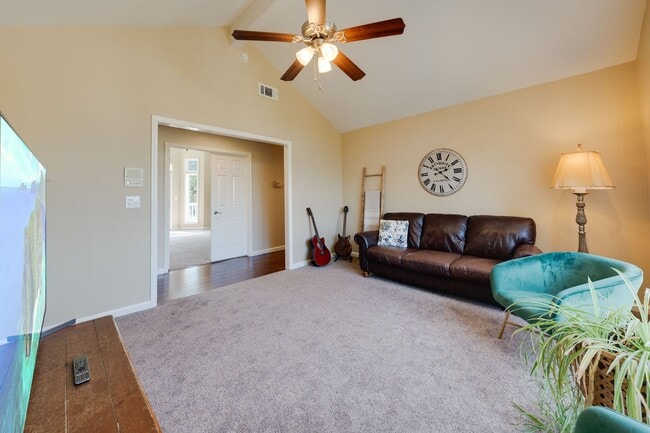 Building Photo - Luxury 4BR Home with Pool & Outdoor Kitche...