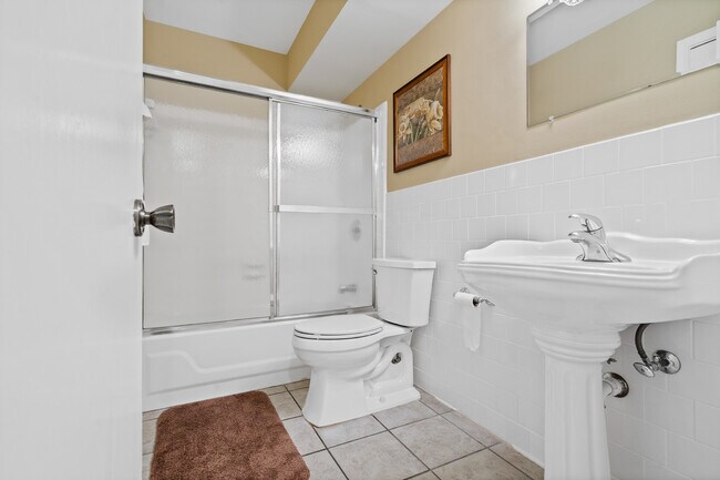 Building Photo - 8426 Williamsburg Cir