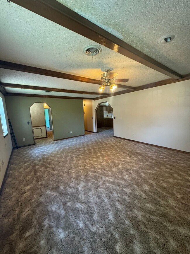 Building Photo - 3bedroom 2bedrooms 2 car garage 1/2 off 1s...