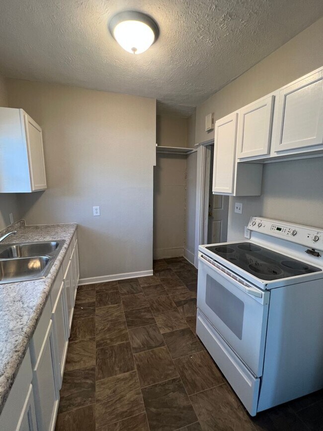 Building Photo - 3 Bedroom/ 1 Bathroom $1050