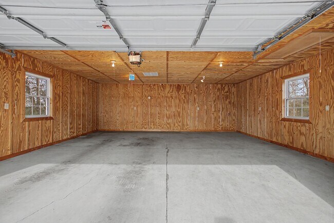 Building Photo - Mid Century Modern in Donelson with 4 bed 2bath, pet friendly, 2 car garage, and potential music ...