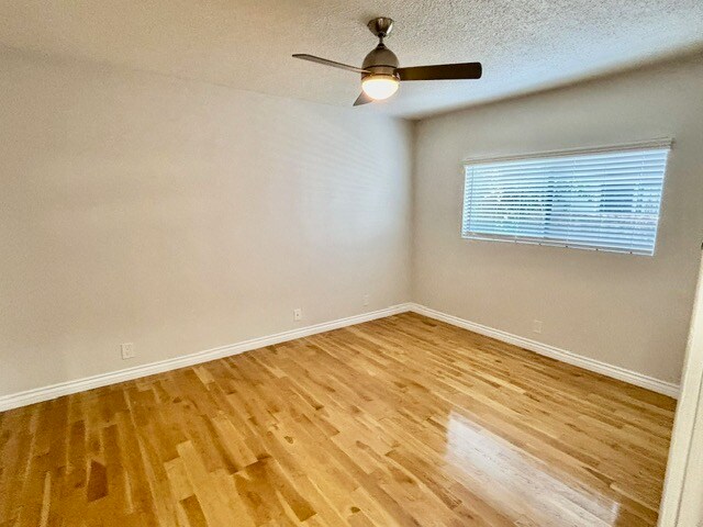 Building Photo - 2488 Beachwood Dr