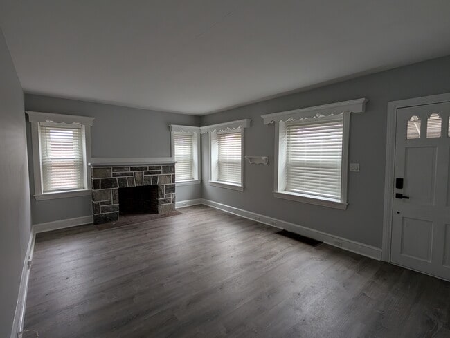 Building Photo - 1109 W James St