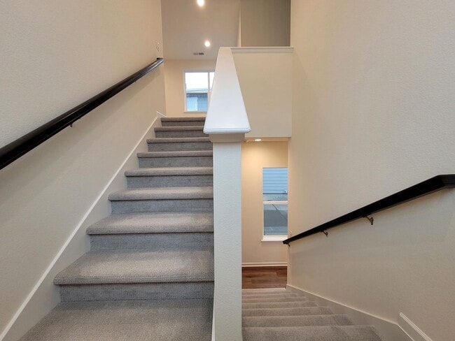 Building Photo - 820 Promenade Dr