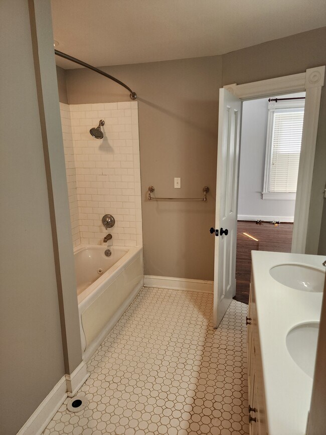 Building Photo - 436 Dinwiddie St