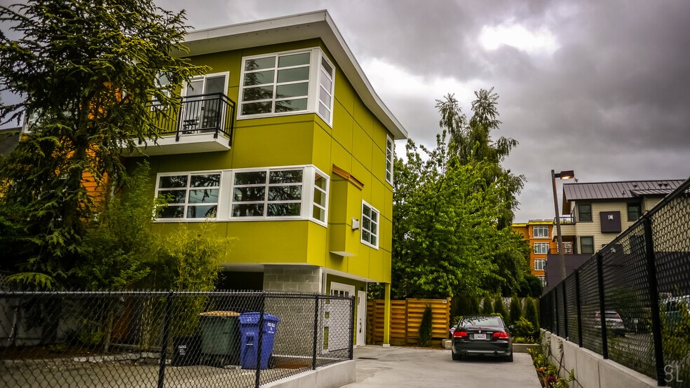 Primary Photo - 2215 E John St