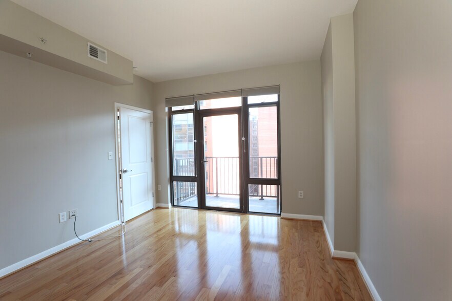 Building Photo - 1001 L St NW