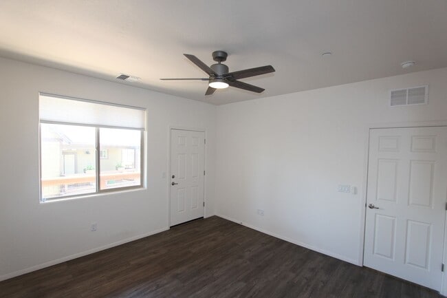 Building Photo - 1650 E Ponderosa Pkwy