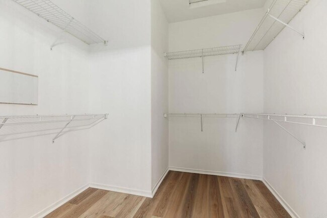 Building Photo - 633 Sumner Way