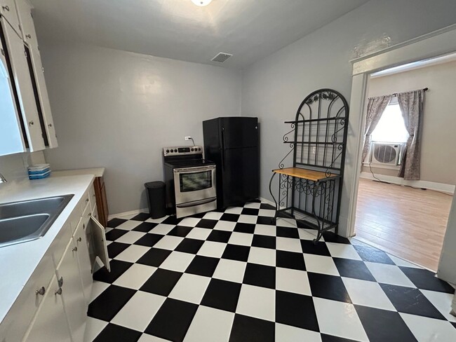 Building Photo - 3 Bedroom 1 Bath Large House with Garage & Many Amenities