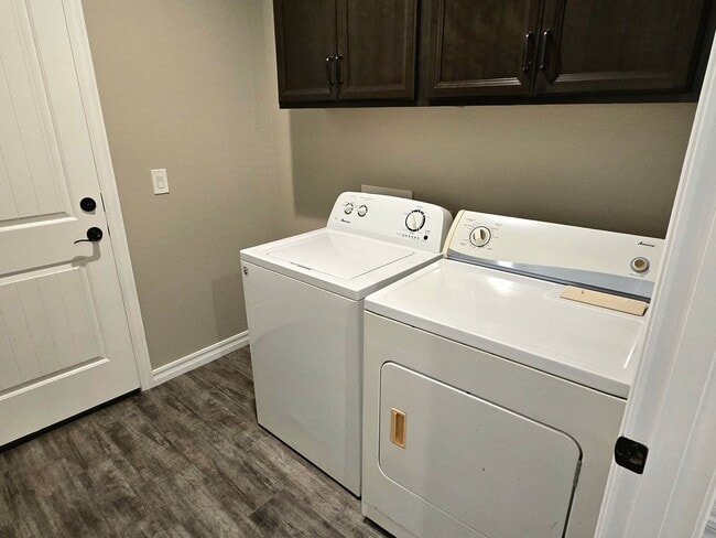 Building Photo - $500 MOVE-IN DISCOUNT - 3-BEDROOM WITH COMMUNITY POOL