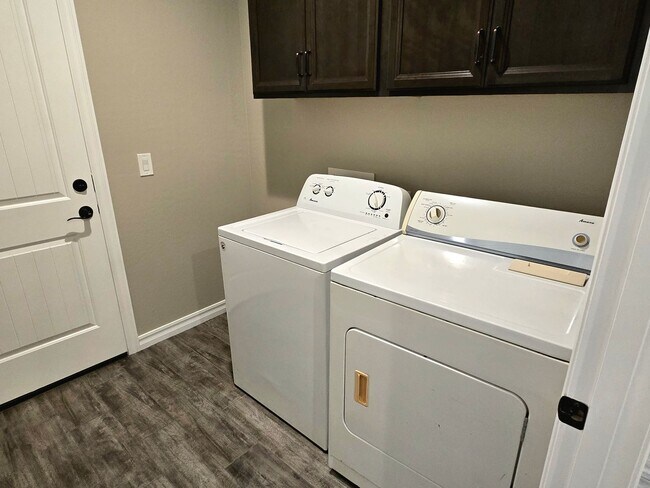 Building Photo - UPGRADED LIKE-NEW 3-BEDROOM WITH COMMUNITY POOL