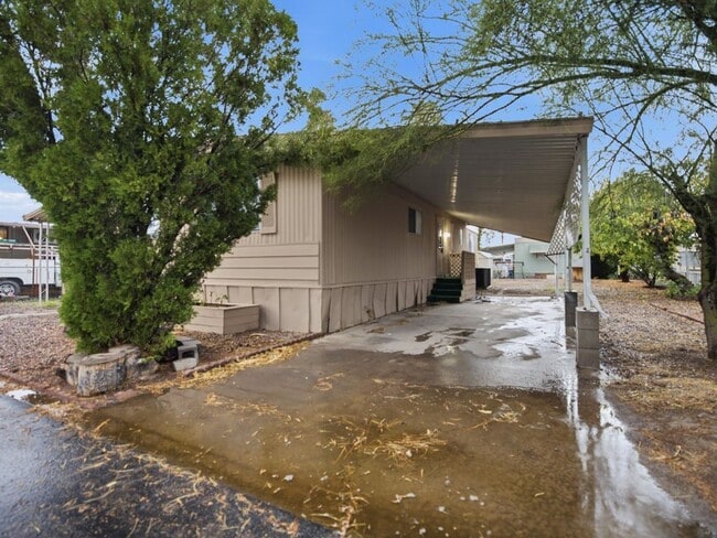 Building Photo - 3 Bedroom 2 Bathroom With community Pool!