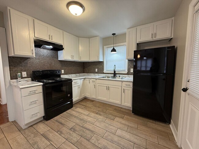 Building Photo - 2 bedroom, 1 bathroom - Home in West Rome!