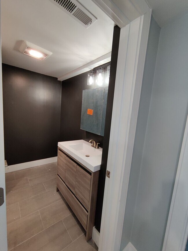 Building Photo - 3 bed 2 Bath on Washington Sq. Central Heat/AC, In-Unit Washer and Dryer, Steps from the T Stop